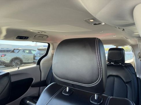 Used 2024 Chrysler Pacifica Touring-L image 15