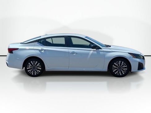 Used 2024 Nissan Altima 2.5 SV FWD image 5