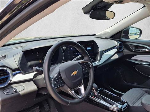Used 2025 Chevrolet Trax LT w/ Driver Confidence Package FWD image 8