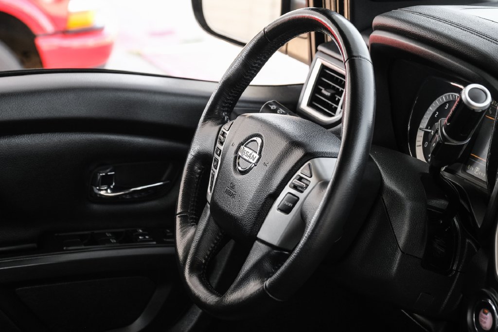 Used 2019 Nissan Titan SL w/ Midnight Edition RWD image 11