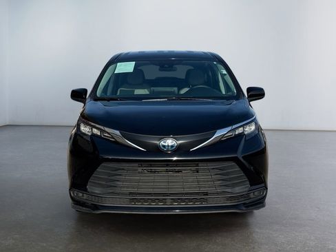 Used 2024 Toyota Sienna LE image 3