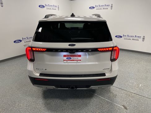 Used 2025 Ford Explorer Active w/ Active Comfort Package image 5