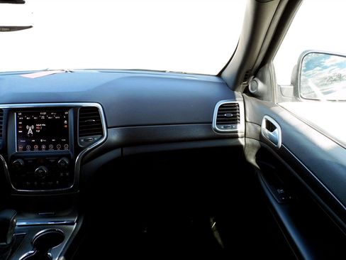 Used 2018 Jeep Grand Cherokee Altitude image 20