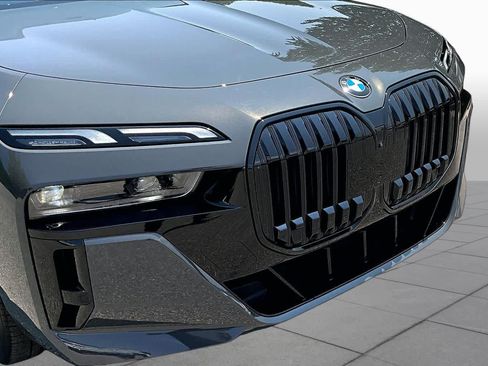 Used 2023 BMW 760i xDrive w/ Luxury Rear Seating Package AWD/4WD image 31