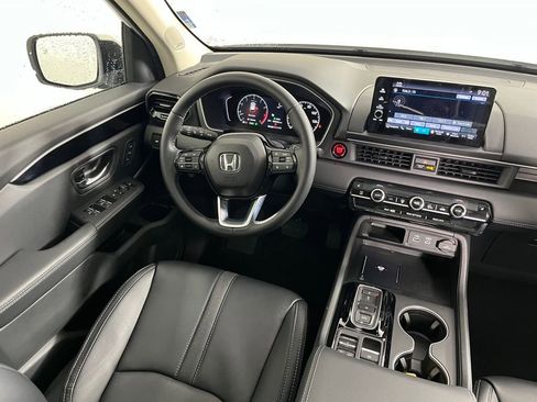 Certified 2025 Honda Pilot Touring image 13