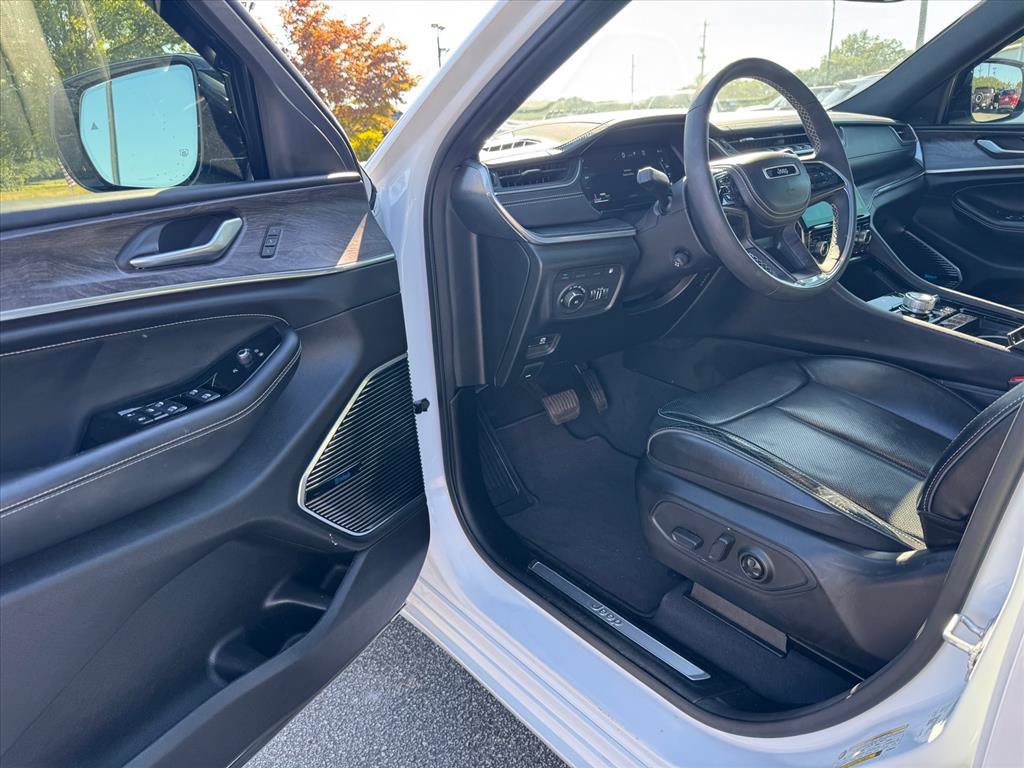 Used 2023 Jeep Grand Cherokee Overland AWD/4WD image 16