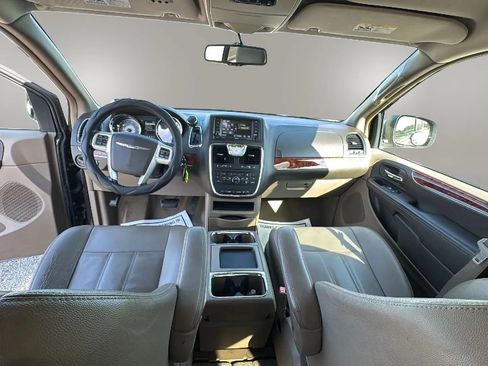Used 2016 Chrysler Town & Country Touring FWD image 19
