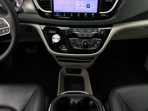 Used 2024 Chrysler Pacifica Touring-L FWD image 18