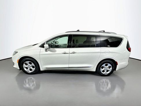 Used 2017 Chrysler Pacifica Touring-L Plus FWD image 4