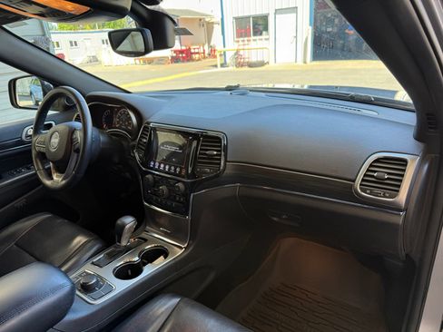 Used 2019 Jeep Grand Cherokee Limited w/ Luxury Group II AWD/4WD image 11