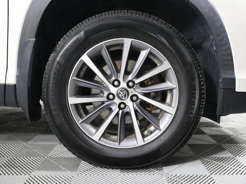 Used 2019 Toyota Highlander XLE w/ Carpet Mat Package (TMS) AWD/4WD image 6
