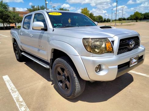 Used 2011 Toyota Tacoma PreRunner w/ TRD Sport Pkg image 3