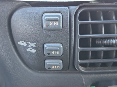 Used 2002 Chevrolet Blazer LS w/ Preferred Equipment Group image 6