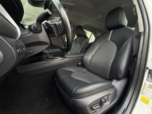 Used 2024 Toyota Camry SE image 5