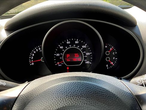Used 2016 Kia Soul + image 14