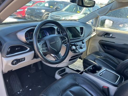 Used 2022 Chrysler Pacifica Touring-L w/ Uconnect Theater Family Group FWD image 9