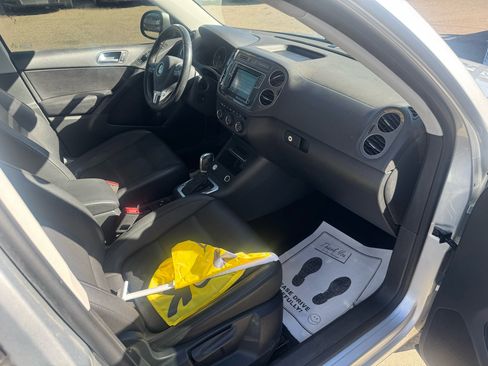 Used 2017 Volkswagen Tiguan S image 12