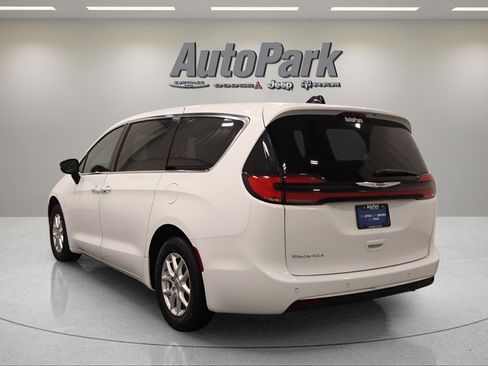 Certified 2025 Chrysler Pacifica Select FWD image 8