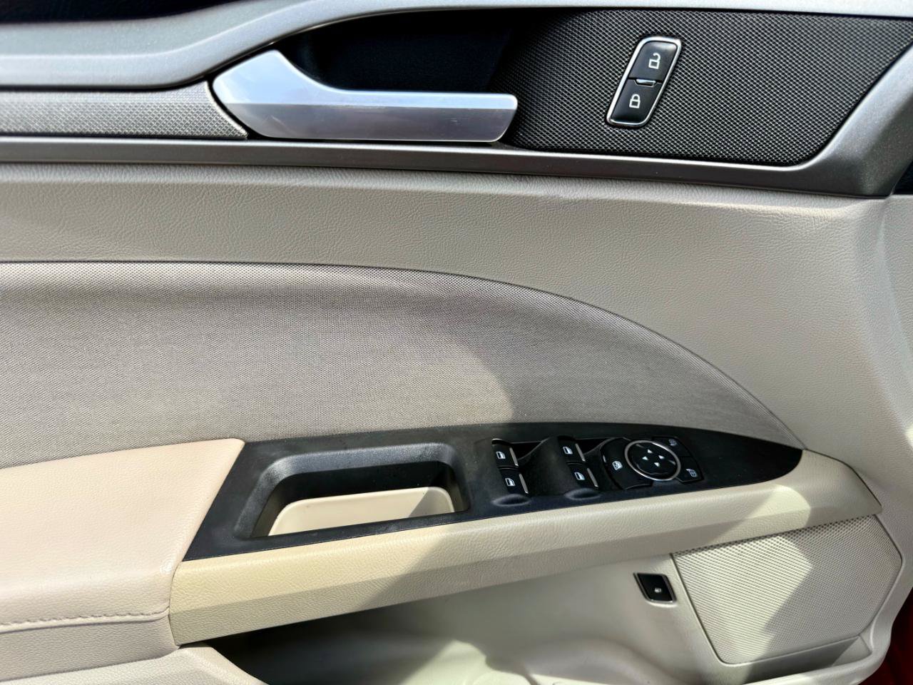 Used 2019 Ford Fusion SE FWD image 12