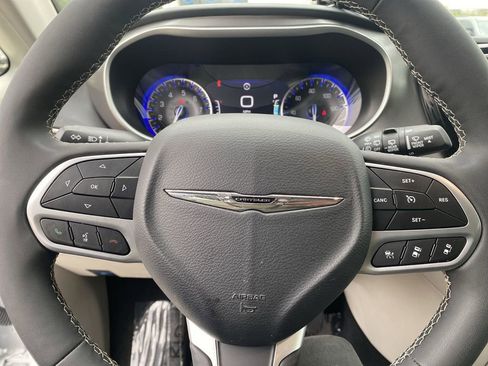 Used 2024 Chrysler Pacifica Touring-L image 14
