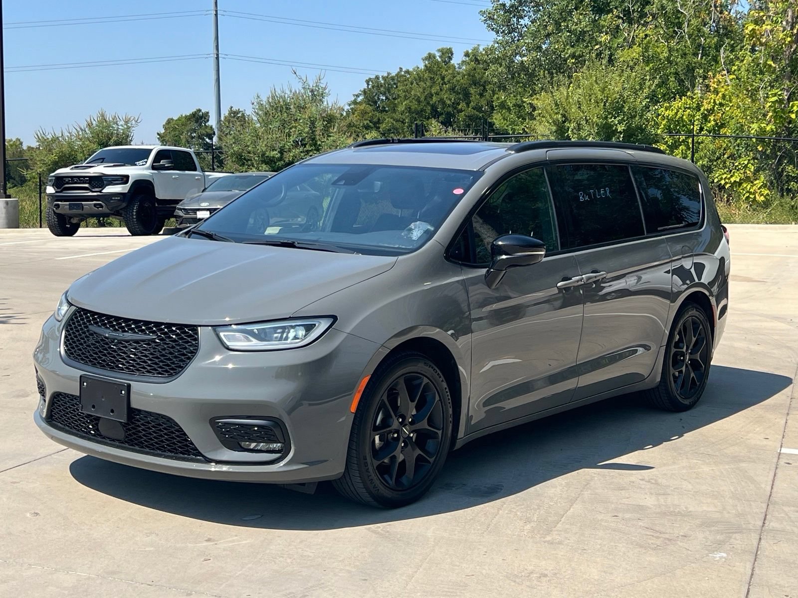 Used 2025 Chrysler Pacifica Limited FWD image 5
