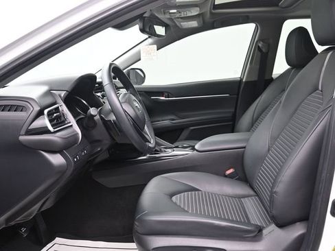 Used 2018 Toyota Camry SE w/ Moonroof Package image 9