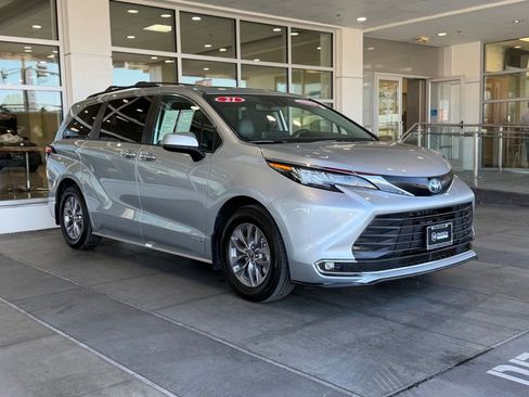 Certified 2021 Toyota Sienna XLE FWD image 8