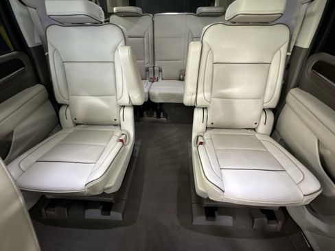 Used 2021 GMC Yukon XL Denali w/ Denali Premium Package image 5