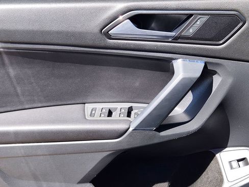 Used 2018 Volkswagen Tiguan SEL FWD image 6