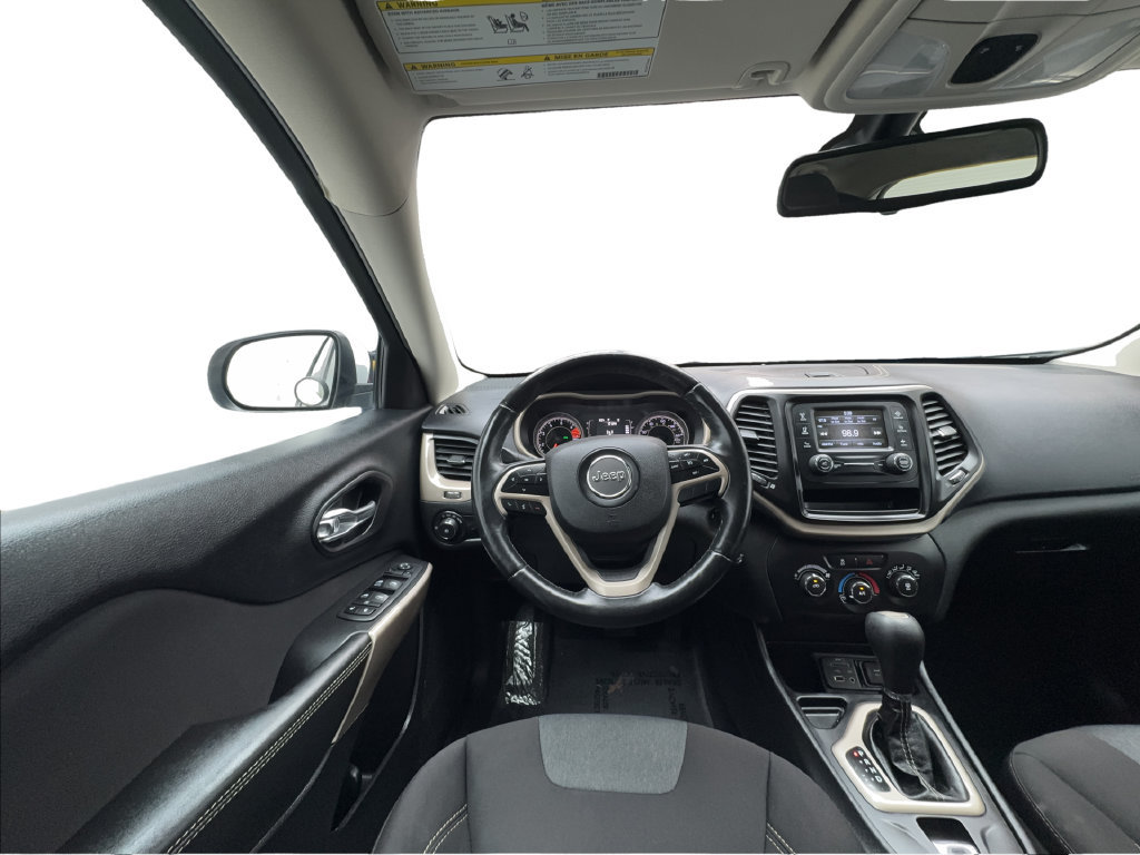 Used 2018 Jeep Cherokee Latitude w/ Altitude Package FWD image 29