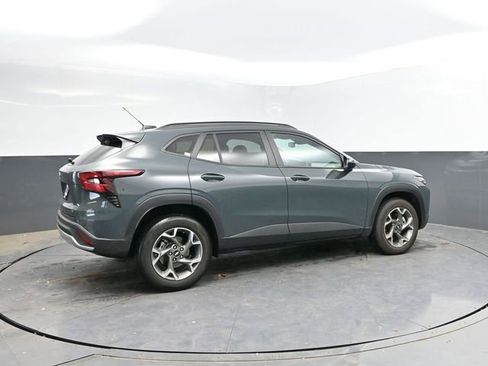 Used 2025 Chevrolet Trax LT FWD image 2