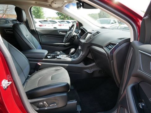 Used 2018 Ford Edge Titanium w/ Equipment Group 302A AWD/4WD image 13