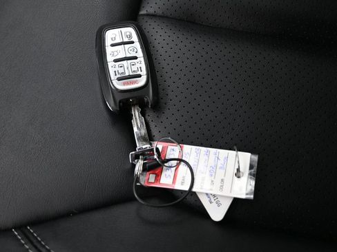Used 2025 Chrysler Pacifica Select FWD image 23