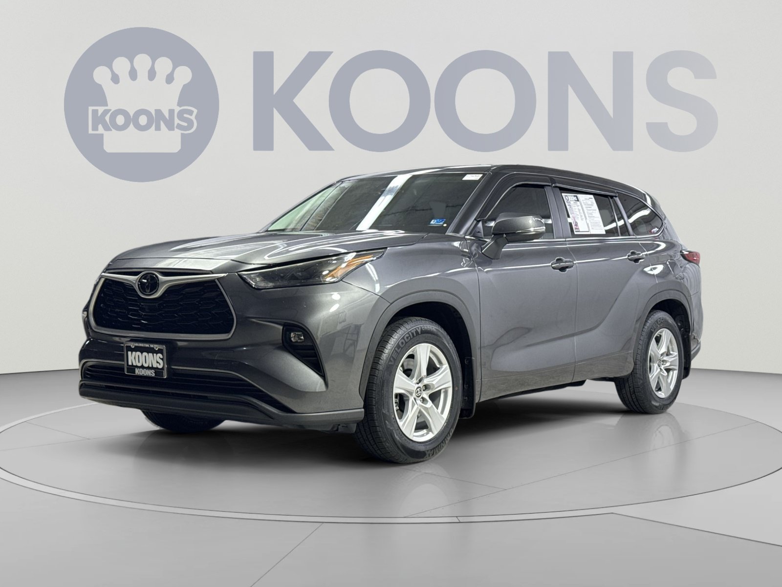 Used 2023 Toyota Highlander LE AWD/4WD image 1