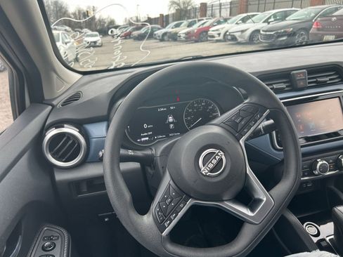Used 2025 Nissan Versa SV image 29