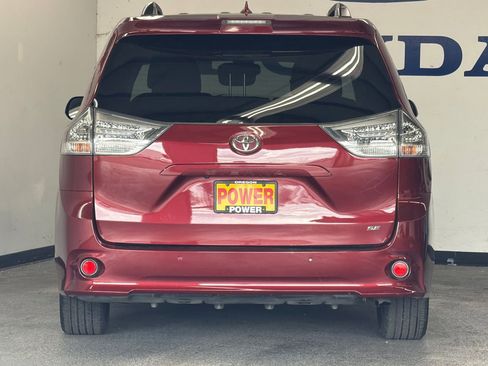 Used 2019 Toyota Sienna SE w/ SE Preferred Package FWD image 4