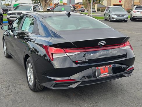 Used 2021 Hyundai Elantra SE FWD image 5