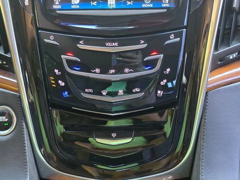 Used 2018 Cadillac Escalade Luxury AWD/4WD image 29