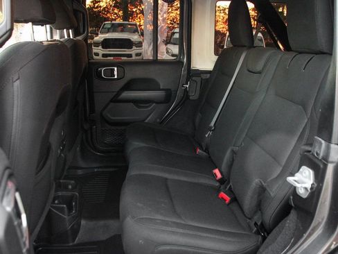 Used 2020 Jeep Wrangler Unlimited Sahara image 33