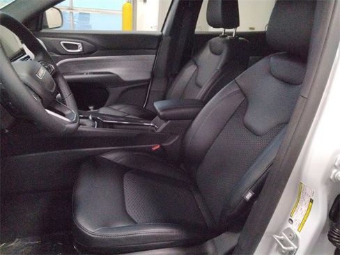 New 2026 Jeep Compass Latitude image 9