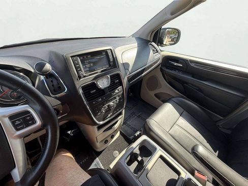 Used 2015 Chrysler Town & Country Touring w/ Driver Convenience Group FWD image 19