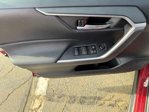 Used 2020 Toyota RAV4 XLE image 24