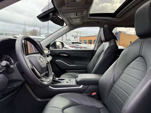 Used 2023 Toyota Highlander XLE image 14