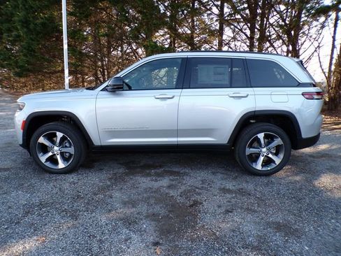 New 2026 Jeep Grand Cherokee Limited w/ Luxury Tech Group II AWD/4WD image 2