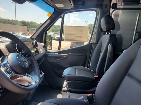 Used 2025 Mercedes-Benz Sprinter 2500 image 17