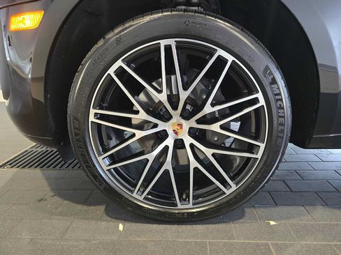 Used 2025 Porsche Macan AWD/4WD image 11