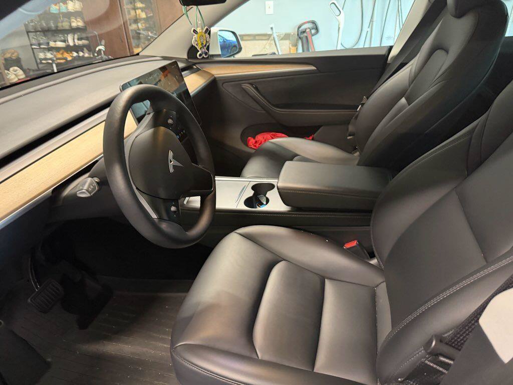 Used 2025 Tesla Model Y Long Range AWD/4WD image 2