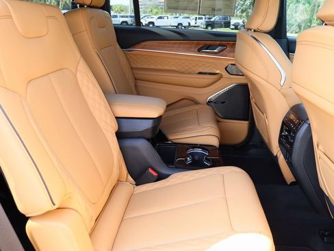 Used 2025 Jeep Grand Cherokee L Summit AWD/4WD image 32