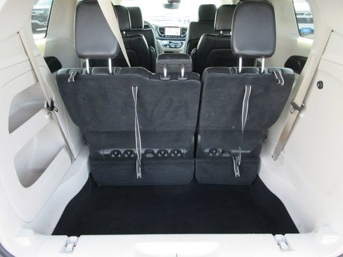 Used 2023 Chrysler Pacifica Touring-L FWD image 10