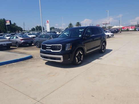 Used 2023 Kia Telluride EX w/ EX Captain's Chair Package FWD image 3